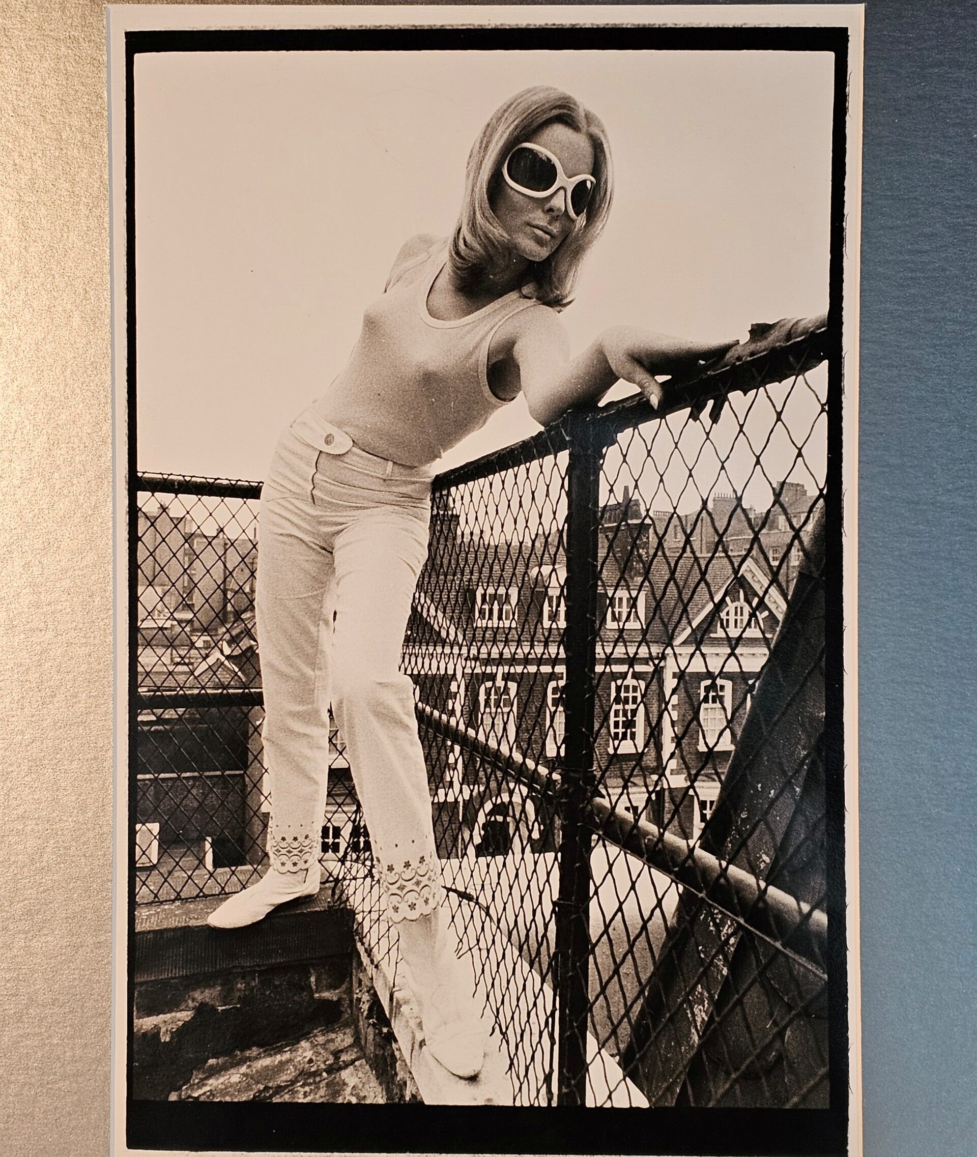 Jolie mannequin blonde sur les toits de Londres, vêtue de blanc et portant des lunettes de soleil originales – tirage d’essai argentique authentique par Michael Joseph