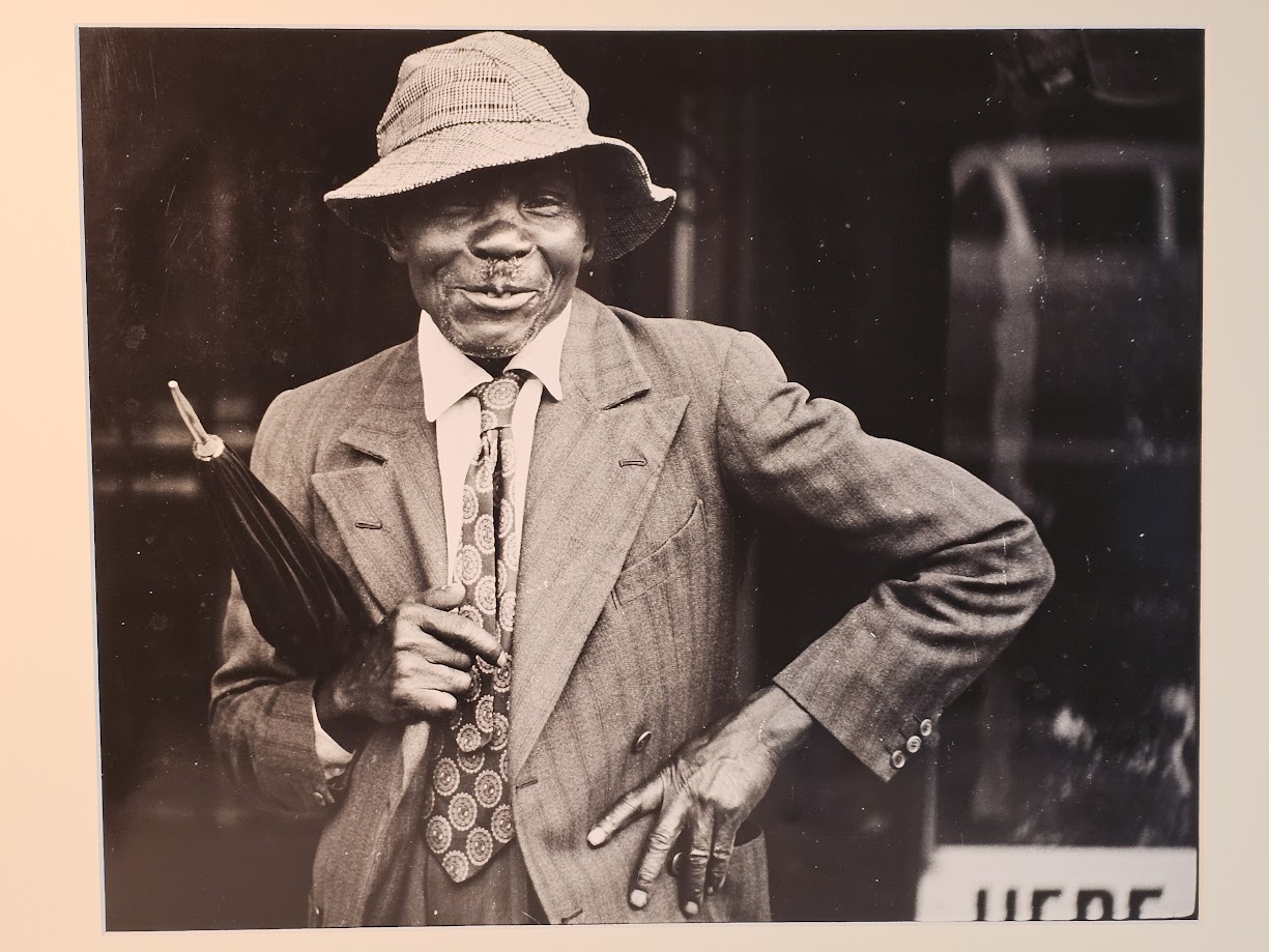 Happy Chappy dans une rue sud-africaine par Michael Joseph