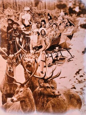 Renne tirant un traîneau dans les bois de Bedham, tirage d'essai unique en sépia pour la carte de Noël de l'hiver 1968