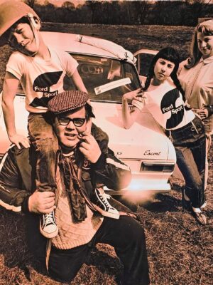 Ford Sport Escort, famille britannique stéréotypée lors d'une activité dominicale, tirage authentique en chambre noire