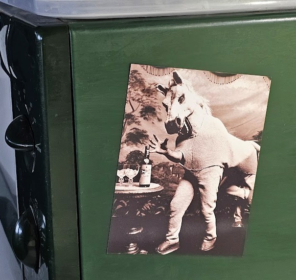 Magnet Pantomime Horse ad for White Horse Whisky, Aimant publicitaire photo par Michael Joseph – Image 5