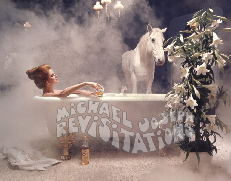 Fille dans un bain pour le whisky White Horse