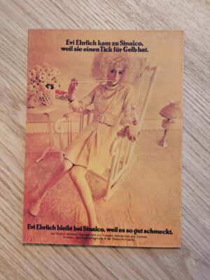 Magnet publicitaire vintage de boisson gazeuse, mélange d’annonces insouciantes des années soixante et soixante-dix, plusieurs types différents