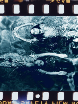 "Blue Swimming Opposite" Carte postale de Michael Joseph