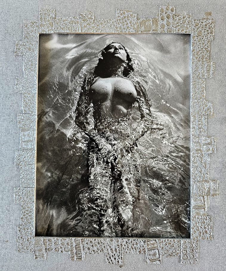 Nageuse solitaire, Playboy Pool Ladies Clapham, tirage authentique réalisé en chambre noire, Solo Swimmer par Michael Joseph – Image 2