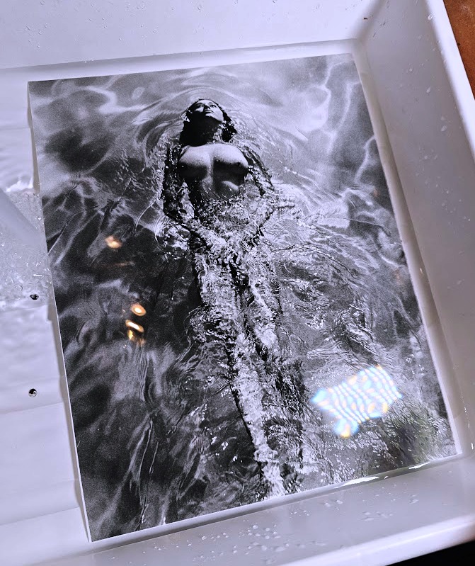 Nageuse solitaire, Playboy Pool Ladies Clapham, tirage authentique réalisé en chambre noire, Solo Swimmer par Michael Joseph – Image 3