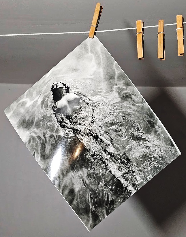 Nageuse solitaire, Playboy Pool Ladies Clapham, tirage authentique réalisé en chambre noire, Solo Swimmer par Michael Joseph – Image 6