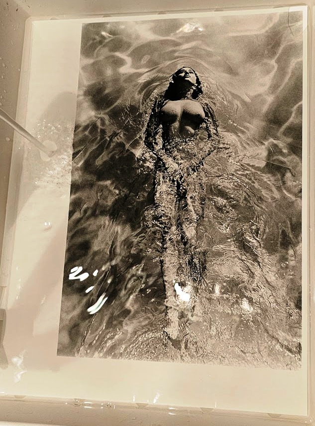 Nageuse solitaire, Playboy Pool Ladies Clapham, tirage authentique réalisé en chambre noire, Solo Swimmer par Michael Joseph – Image 5