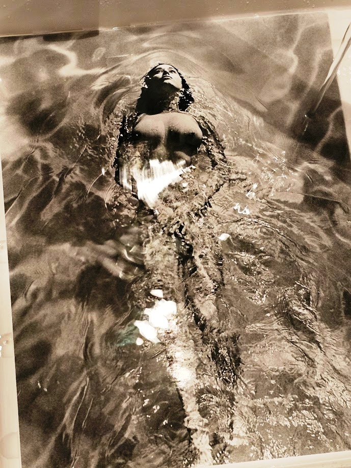 Nageuse solitaire, Playboy Pool Ladies Clapham, tirage authentique réalisé en chambre noire, Solo Swimmer par Michael Joseph – Image 7