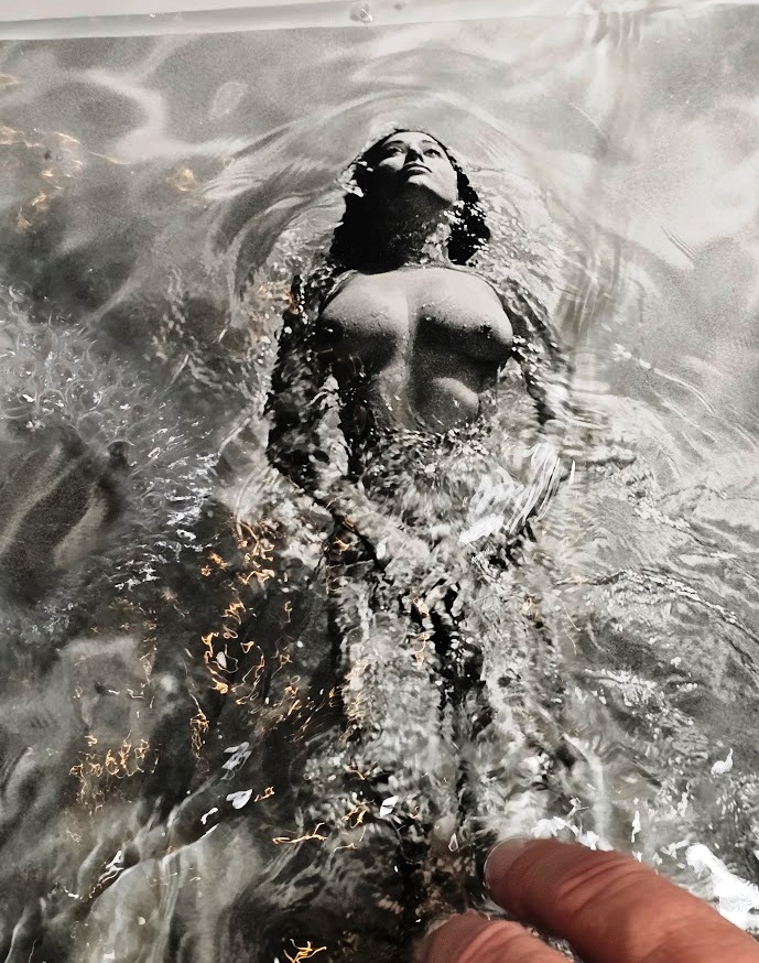 Nageuse solitaire, Playboy Pool Ladies Clapham, tirage authentique réalisé en chambre noire, Solo Swimmer par Michael Joseph – Image 4