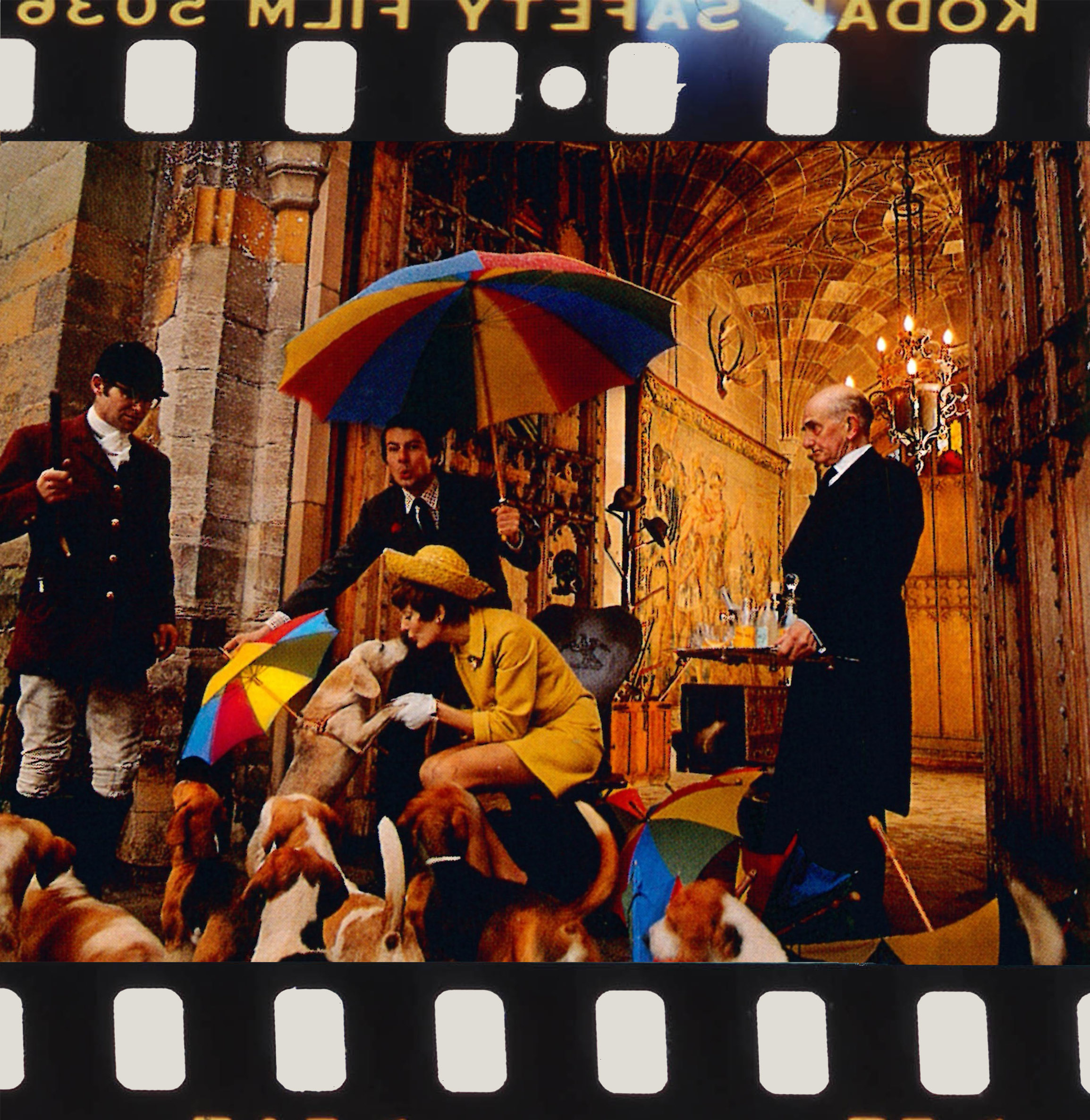 "La Chasse aux Parapluies" Photographie Publicitaire Schweppes, Carte Postale de Michael Joseph