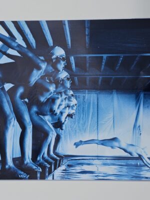 Faux départ, interverti édition bleu, Pool Ladies Playboy US adult TV channel, False Start Inverted blue-toned darkroom print par Michael Joseph