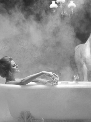 Whisky White Horse, fille dans un bain avec cheval blanc présent, publicité des années soixante-dix par Michael Joseph