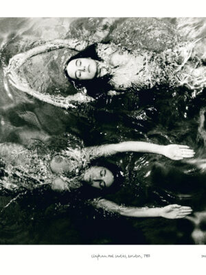 Nageuses opposées, affiche de la série "Pool ladies", deux baigneuses en noir et blanc par Michael Joseph