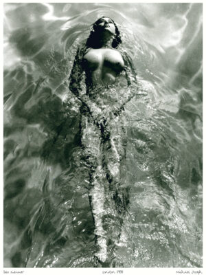 Nageuse solitaire, affiche - issue de la série Playboy Pool Ladies, Clapham, années 1980, Solo Swimmer par Michael Joseph