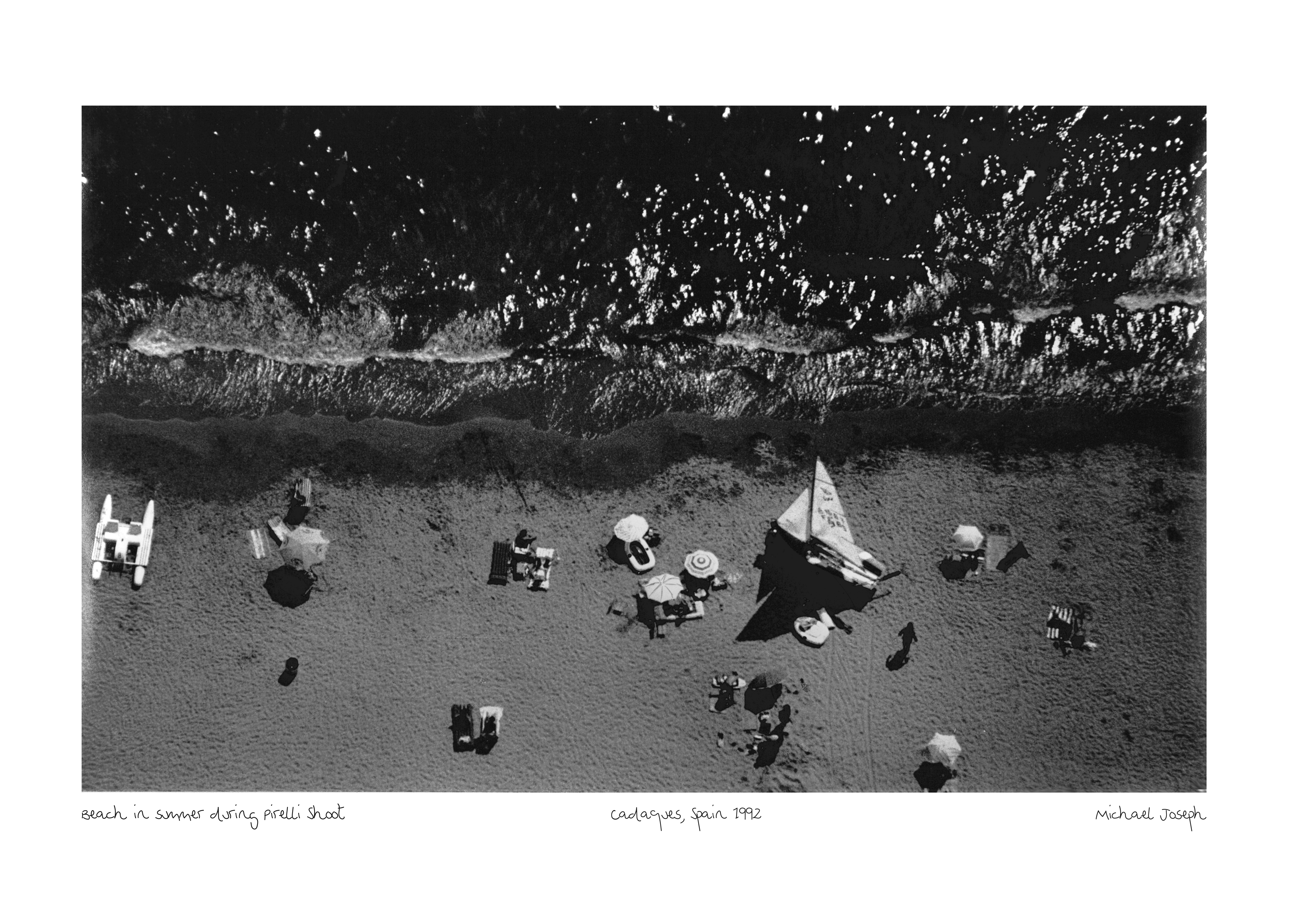 Vague de cadaques - affiche de la série "Pirelli" - photo-shoot depuis hélicoptère par Michael Joseph