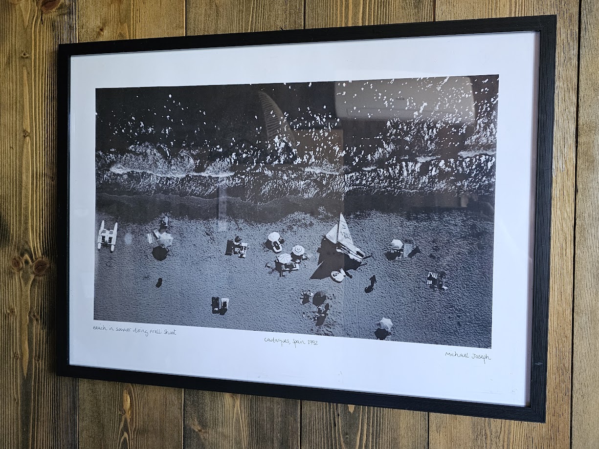 Vague de cadaques - affiche de la série "Pirelli" - photo-shoot depuis hélicoptère par Michael Joseph – Image 3