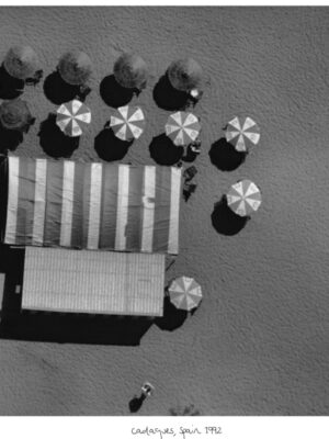 Parasols de Cadaques - affiche de la série "Pirelli" - photo-shoot depuis hélicoptère par Michael Joseph