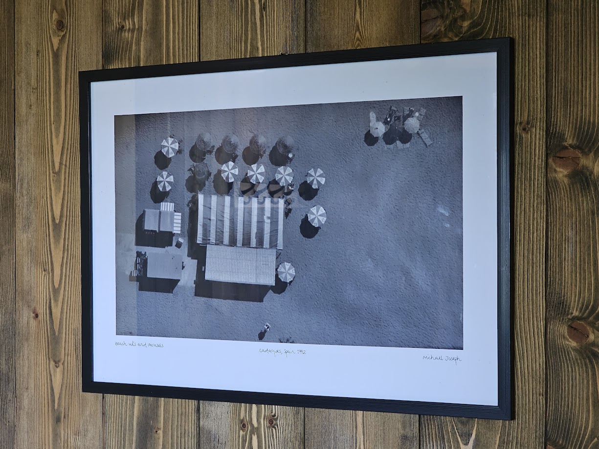 Parasols de Cadaques - affiche de la série "Pirelli" - photo-shoot depuis hélicoptère par Michael Joseph – Image 2