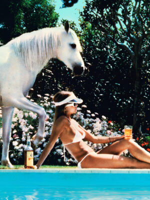 Fille au bord du bassin avec cheval blanc présent, publicité Whisky White Horse, des années soixante-dix par Michael Joseph